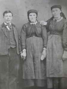 Ritratto di uomo con due donne con abiti tradizionali (1920 - 1930)